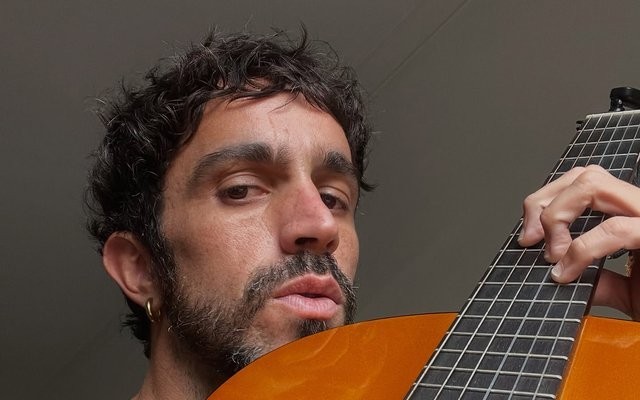 Cantautor · guitarra y electrónica – Fermín