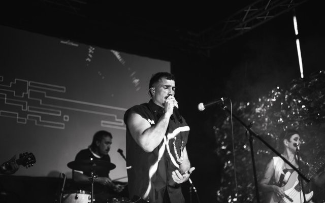 Músico · cantante y compositor – Manu Scollo