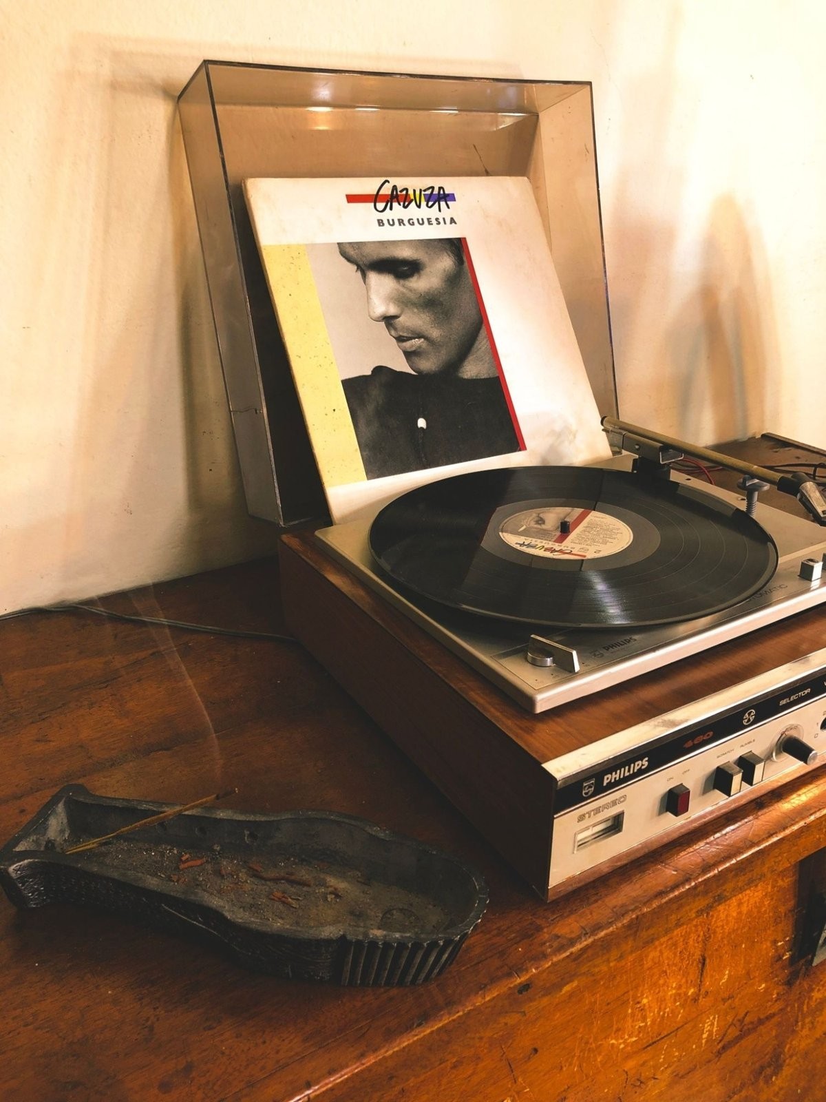 Philips-Plattenspieler mit Cazuzas «Burguesia» auf Vinyl bei Ferlandina 26