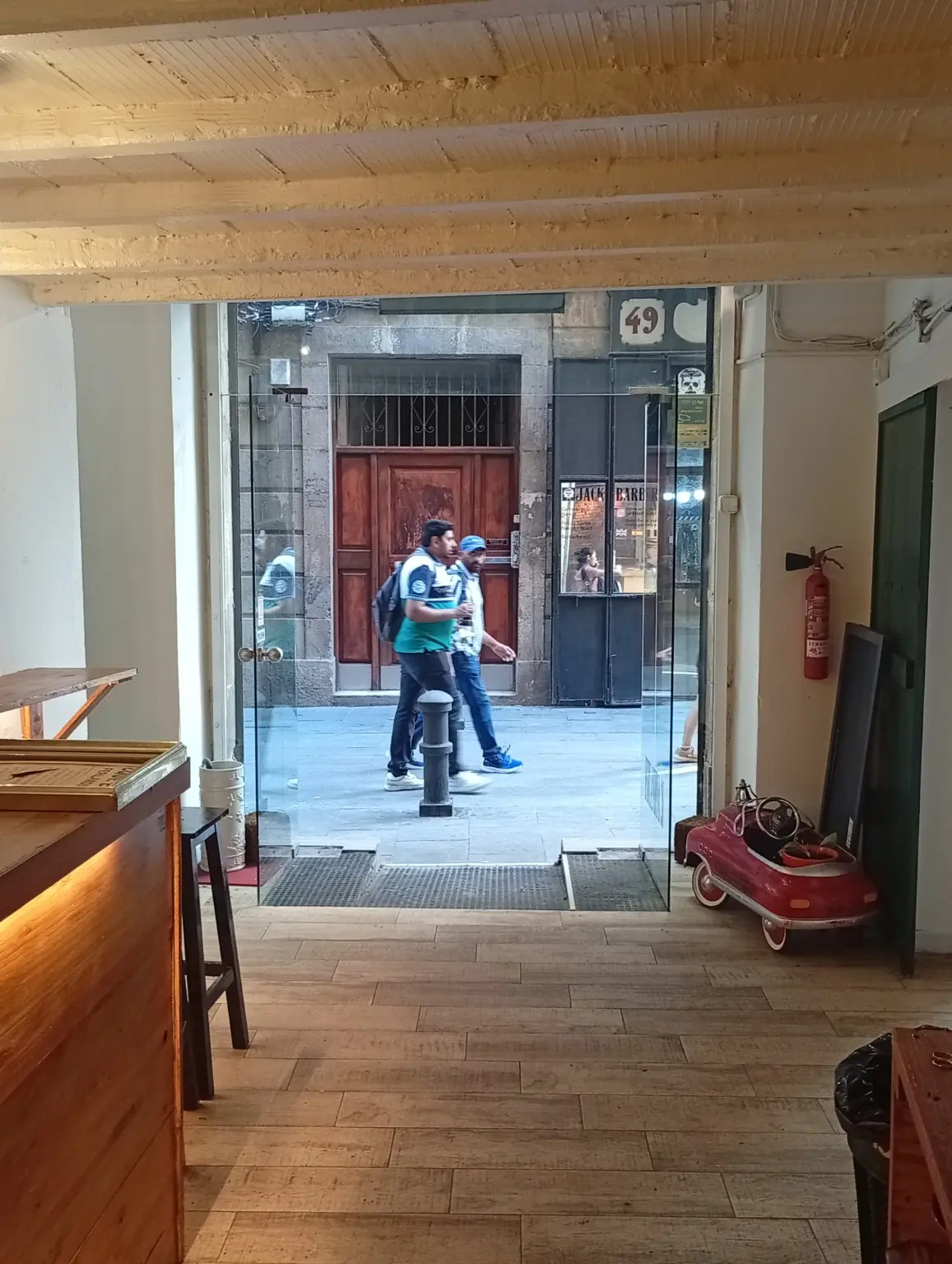 Entrada de Ferlandina 26 abierta al barrio del Raval en Barcelona. — asociación cultural Barcelona