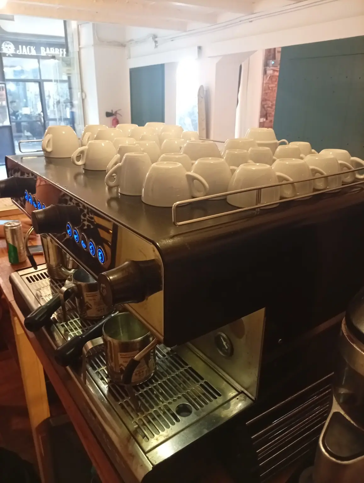 La cafetera y el bar de Ferlandina 26 preparados para recibir a la comunidad. — asociación cultural Barcelona