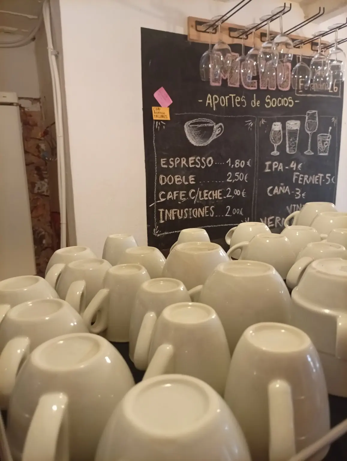 Tazas de café y el menú del espacio cultural Ferlandina 26. — asociación cultural Barcelona