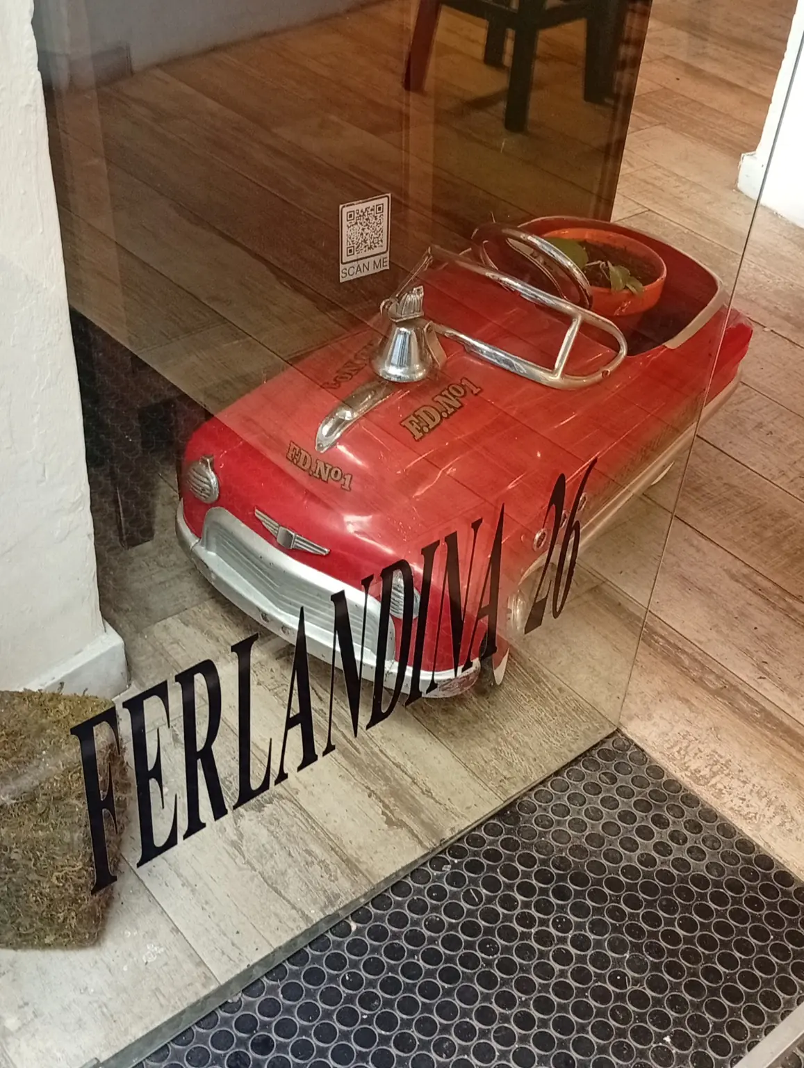 El característico coche rojo decorativo en la entrada de Ferlandina 26. — asociación cultural Barcelona