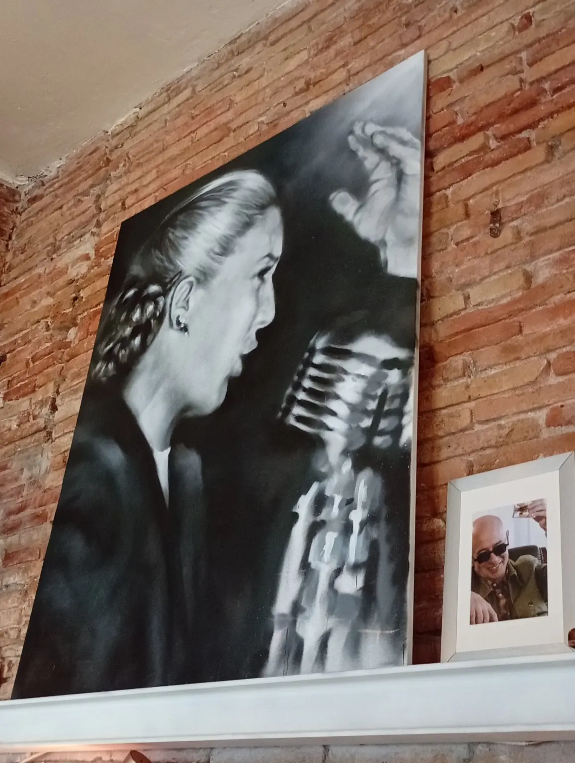 Arte expuesto sobre la pared de ladrillo del espacio cultural. — asociación cultural Barcelona